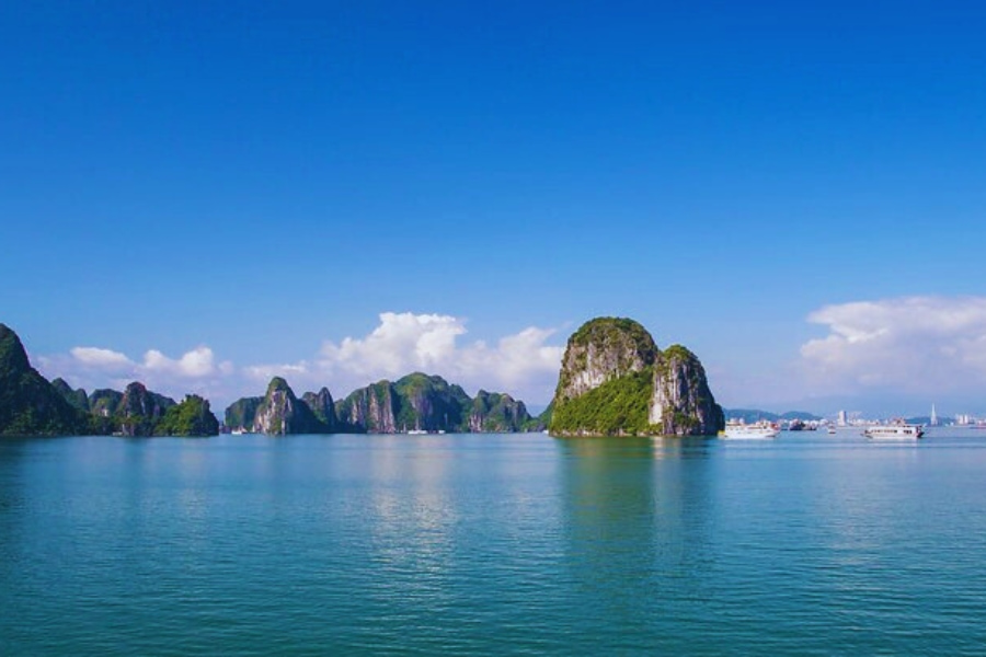 Halong Bay cruise scenery under clear blue sky – Auasia Travel